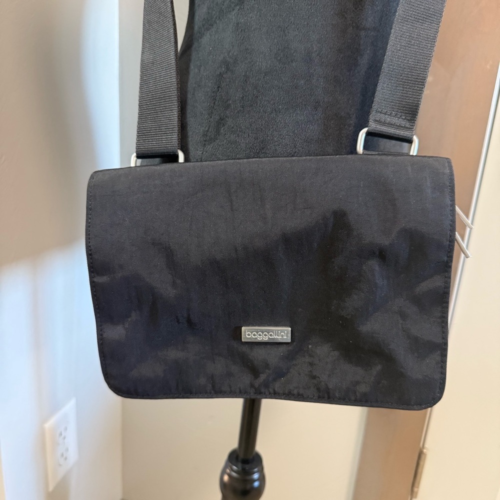 Baggallini Black Nylon Crossbody Triple Compartment Accordion Travel Bag Purse